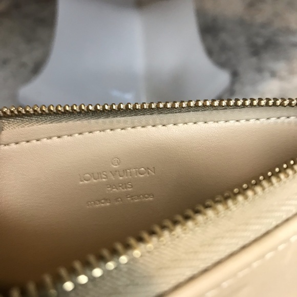 Authentic♥️ Louis Vuitton Beige Patent Leather Accessory Pouch Baguette - Picture 3 of 16